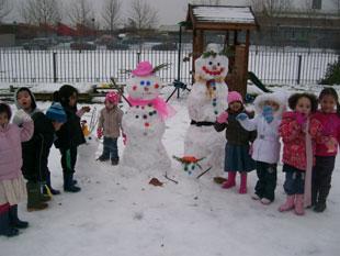 Maindee Nursery, Newport had great fun in the snow on their first day back in school. 