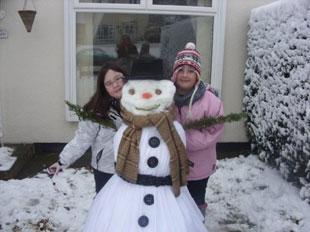 Laura and Olivia with Mr 

Frosty!!