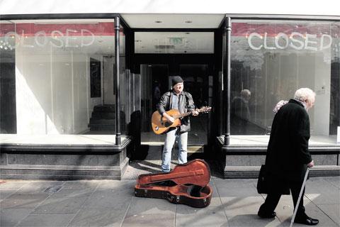 EMPTY SHOPS PROJECT: A busker in Commercial Street, Newport WL_10806 Picture: MARK LEWIS