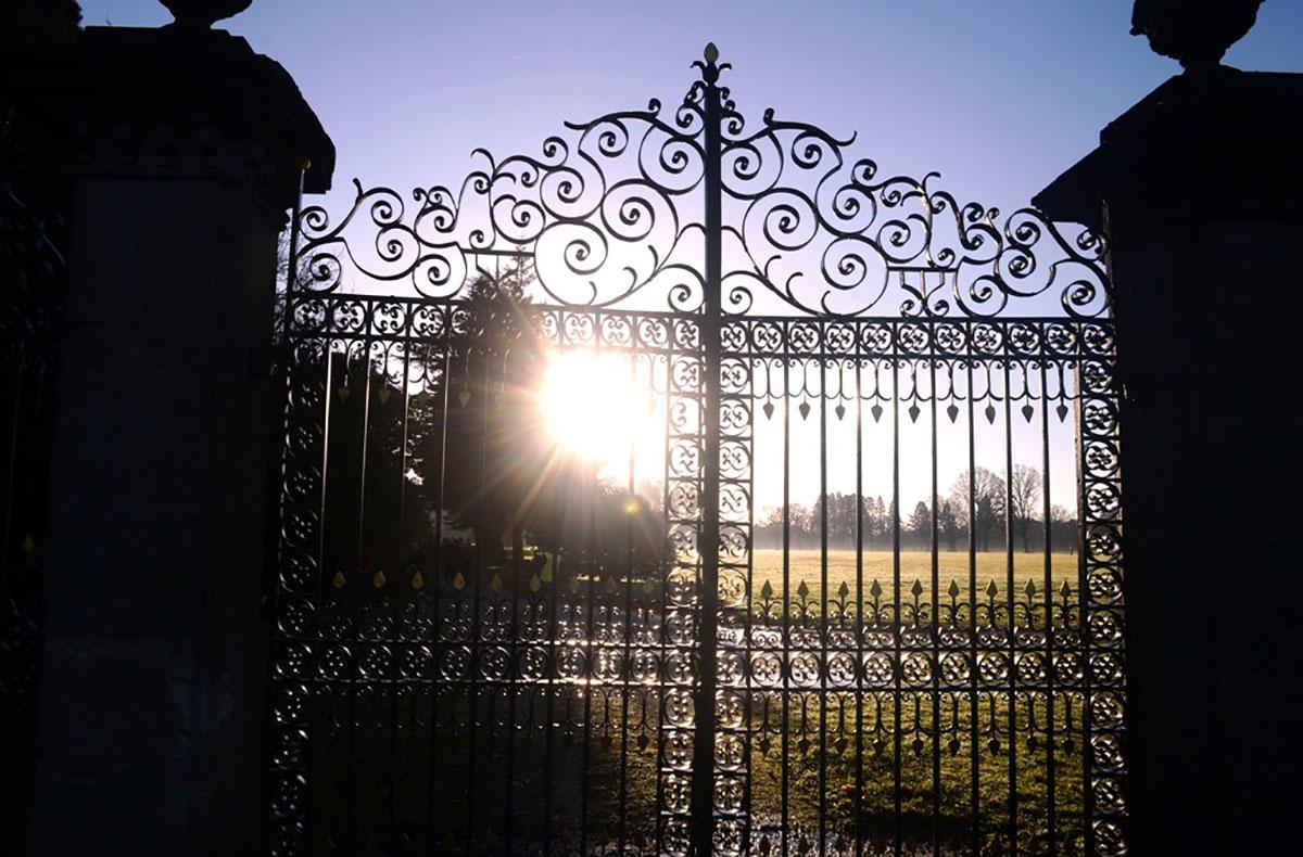 @southwalesargus PIC OF THE DAY 16.01.14: Early-morning sun through the gates of Tredegar Park House, Newport Pic: MIKE LEWIS