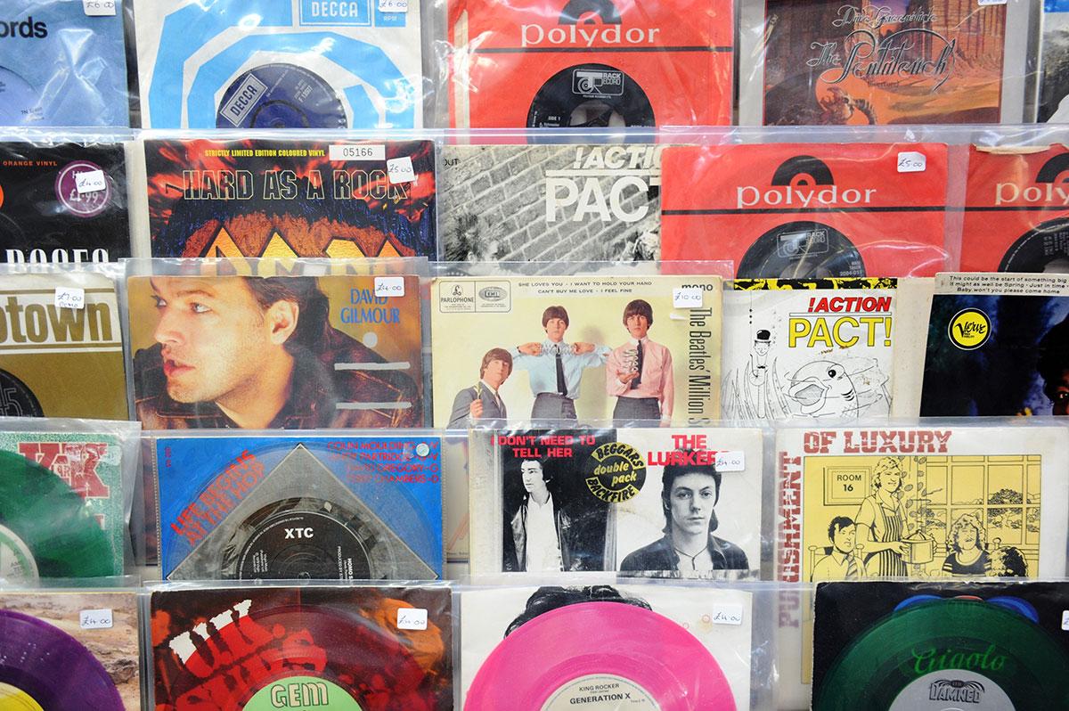 @southwalesargus PIC OF THE DAY: VINYL FOR SALE: Record stall in Pontypool market PIC: Jon Bevan
