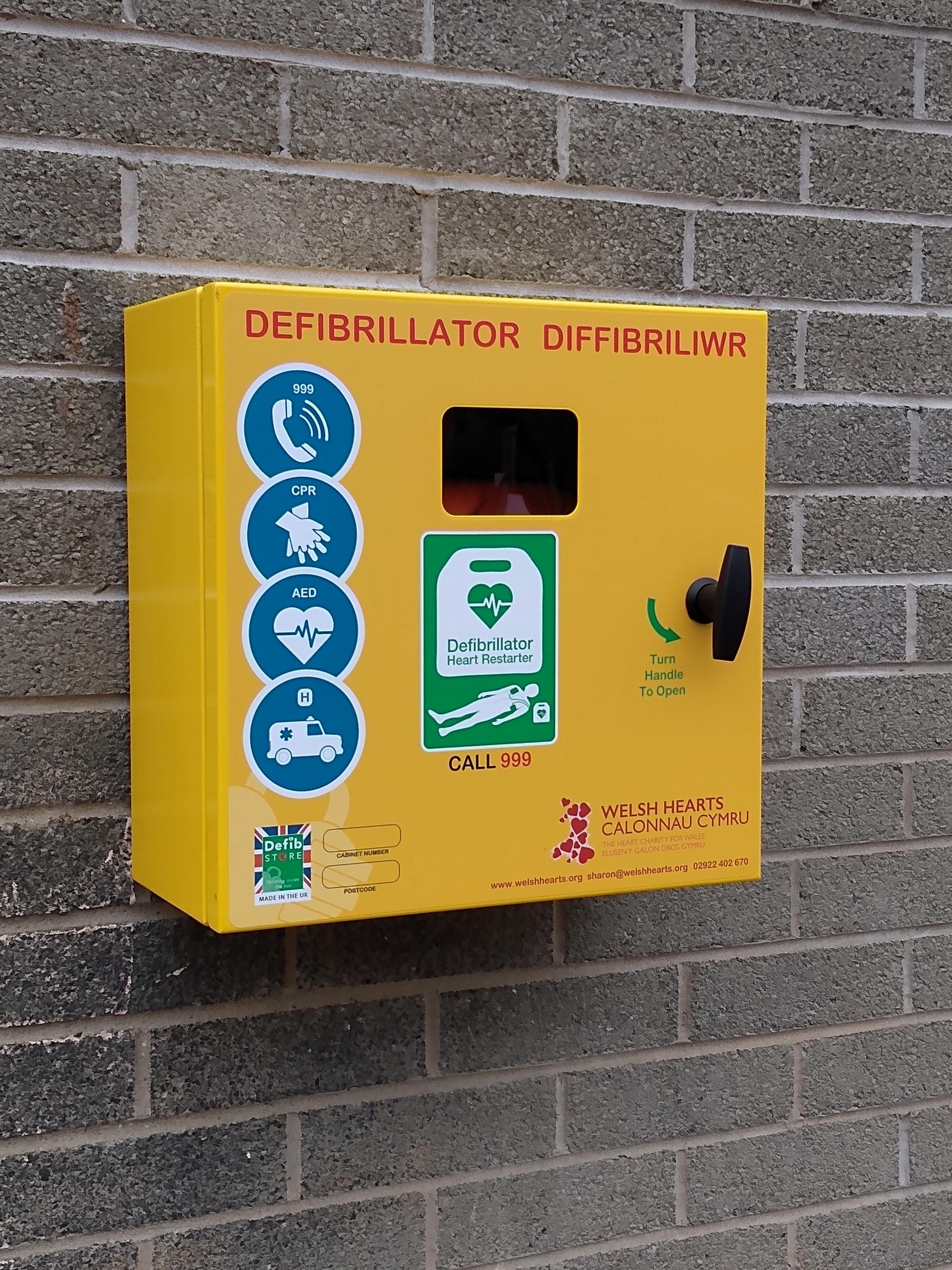 A defibrillator has been installed at the cafe at Cwmbran Boating Lake.