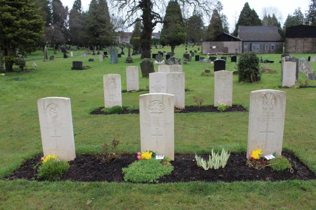 South Wales Argus: Groupe de tombes de guerre avec des fleurs déposées par des membres de Gwent WFA