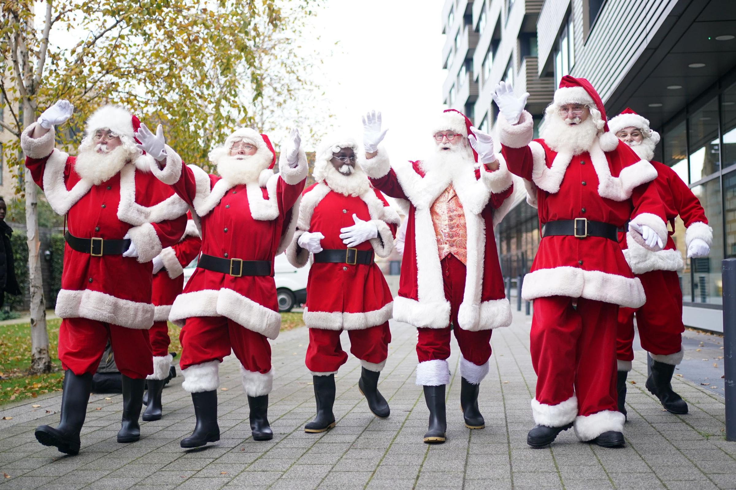 Christmas is not cancelled: Trainee Santas return to festive duties in person - Vimarsana News