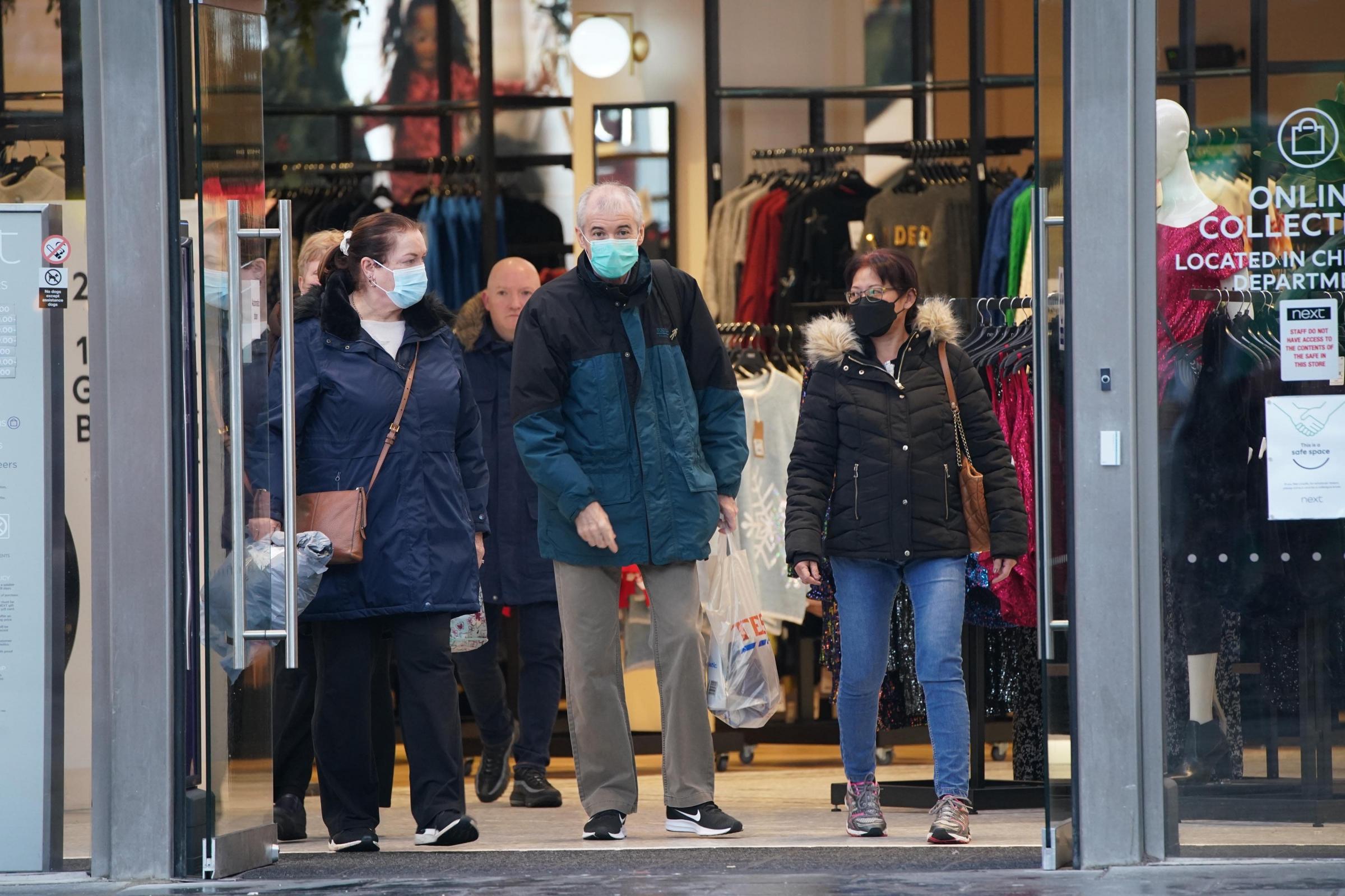 Shoppers and commuters still asked to wear masks despite law change - Vimarsana News
