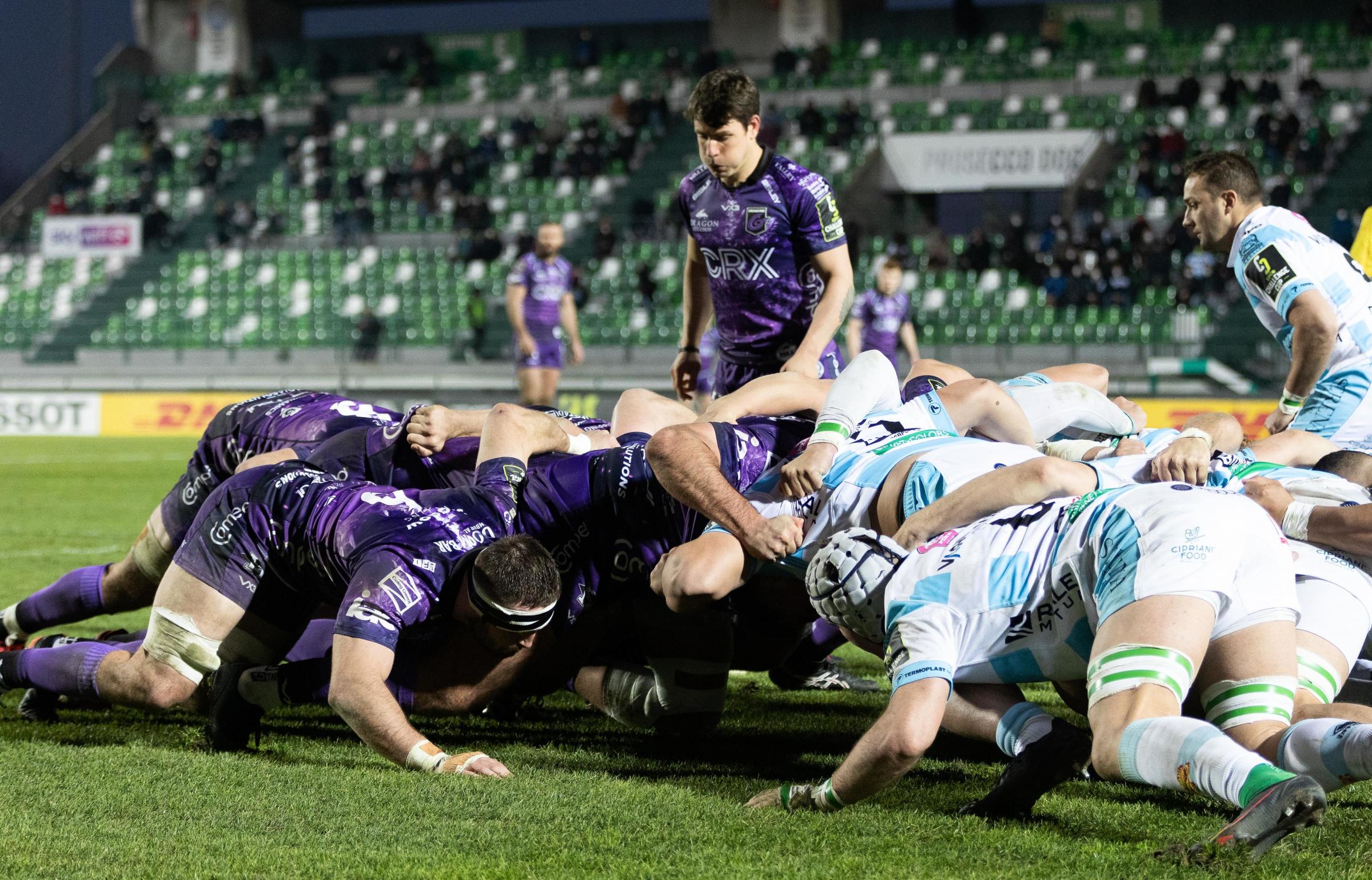 Dragons and Benetton scrummage as Gonzalo Bertranou looks on