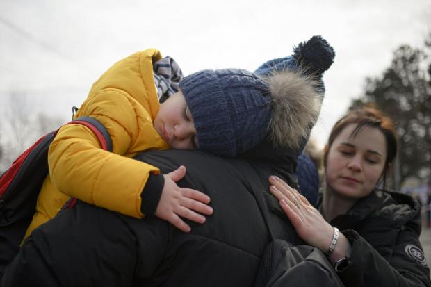 South Wales Arcus: Ponad 200 000 ludzi zostało zmuszonych do ucieczki z kraju od czasu, gdy Rosja rozpoczęła ofensywę na Ukrainę.  Rodzina przeprowadza się do Rumunii.  Zdjęcie: AP Photo / Andrea Alexandru