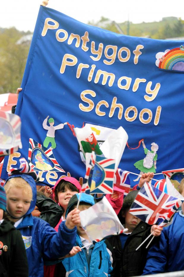 South Wales Argus: SWA MIKE LEWIS 27 4 12 REPORTER RUTH
PONTYGOF SCHOOL CHILDREN SHOW OFF THE BANNER FOR THE ROYAL VISIT AT THE WORKS IN EBBW VALE