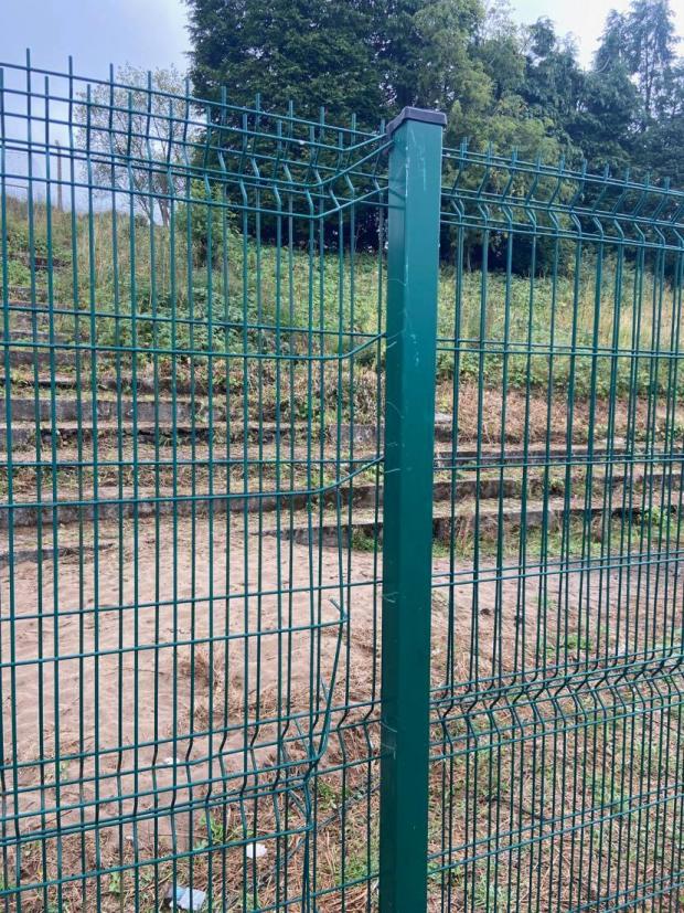 Argus du sud du Pays de Galles : panneau cassé dans la clôture photo : Lauran O'Toole