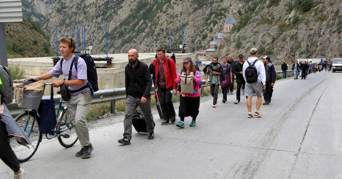 Moscow tries to draft fleeing Russian men at the borders - Vimarsana News