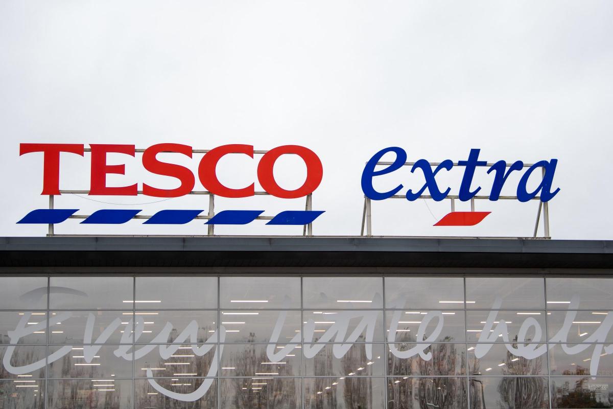 Tesco to replace 1,700 managers with lower-paid staff - BBC News